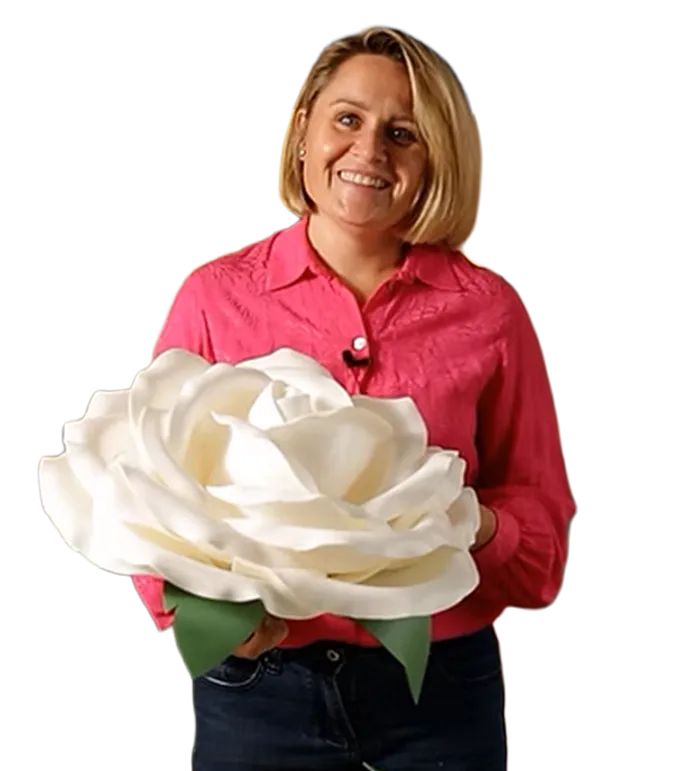 Kursantka z wielkim kwiatem z papieru